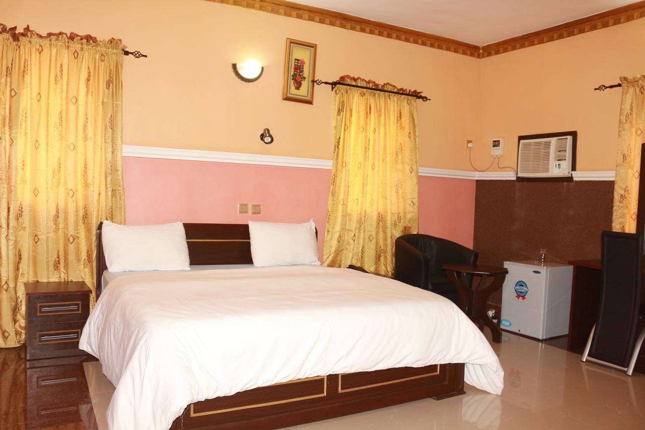 Cute Villa Hotel And Suites Uyo Buitenkant foto