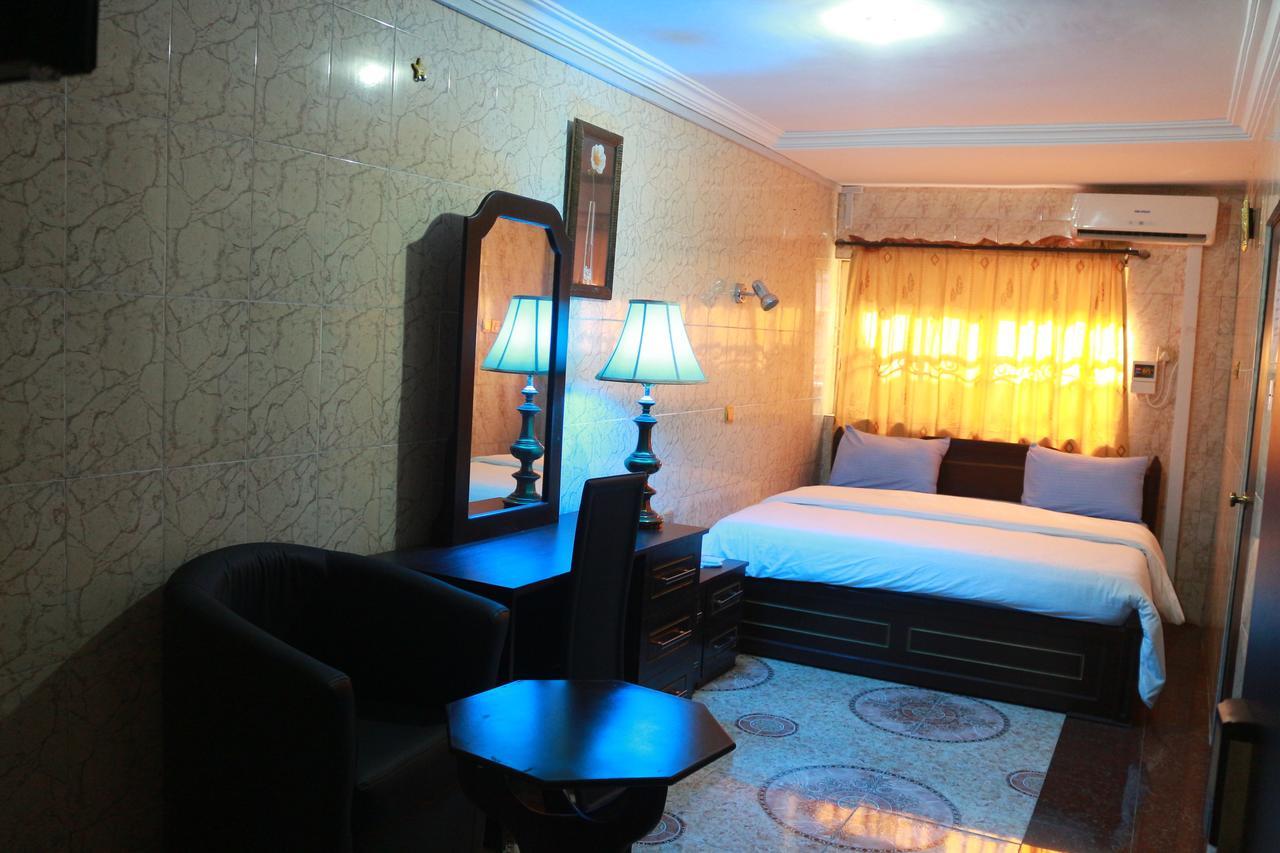 Cute Villa Hotel And Suites Uyo Buitenkant foto