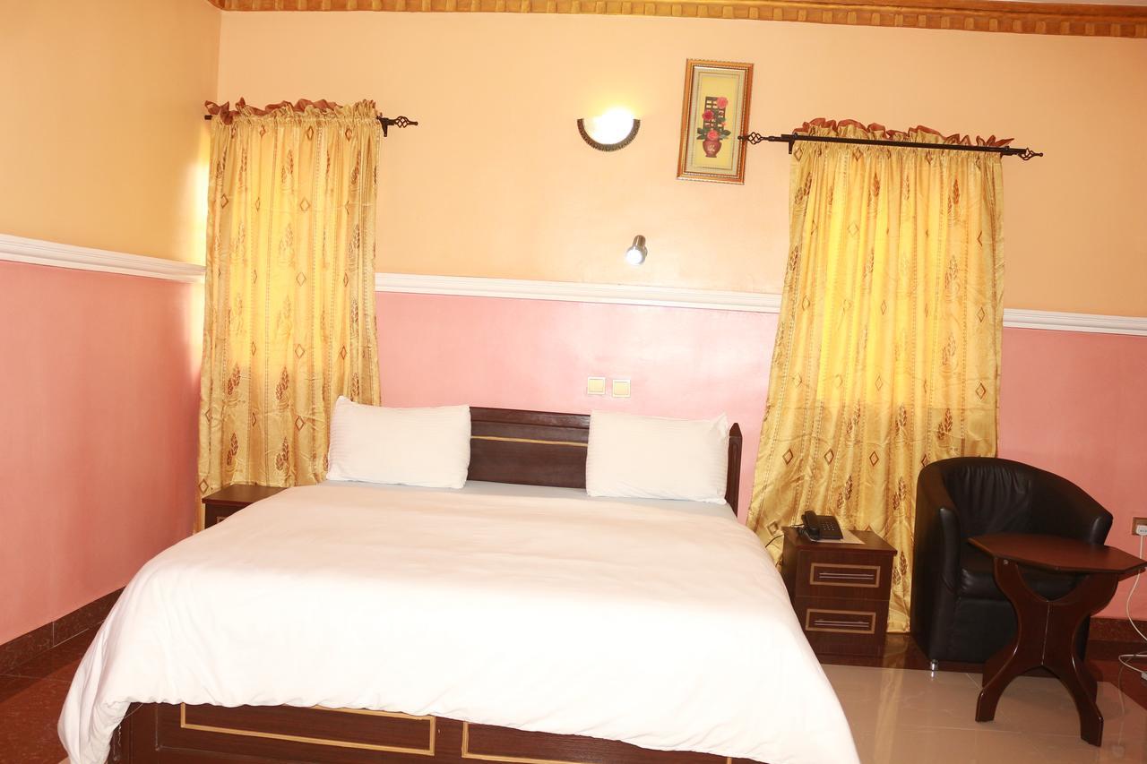 Cute Villa Hotel And Suites Uyo Buitenkant foto